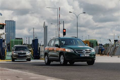 Teminė nuotrauka, vaizduojanti išplautą ir prižiūrėtą automobilį