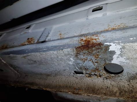 Transporto priemonės dugno detalės, padengtos antikorozine danga