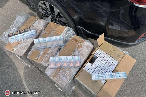 Kontrabandinių cigarečių blokai, rasti degančiame automobilyje