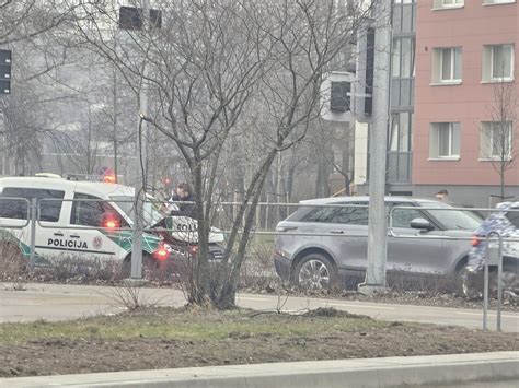 Policijos ekipažas stabdo automobilį naktį