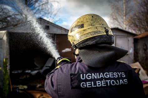 Gaisrininkai gesina gaisrą gyvenamajame name
