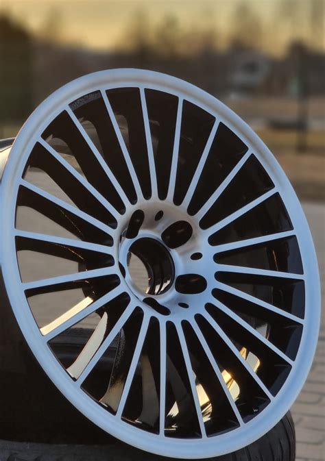 Teminis automobilio ratlankių nuotrauka, išryškinanti estetiką ir dizainą