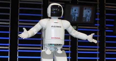 Honda roboto ASIMO nuotrauka, atliekantis įvairias užduotis