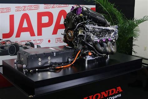 Honda F1 automobilis su Žemės atvaizdu