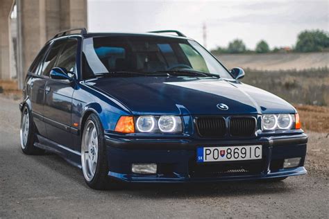 BMW E36 Touring su sumontuotais stogo bėgeliais
