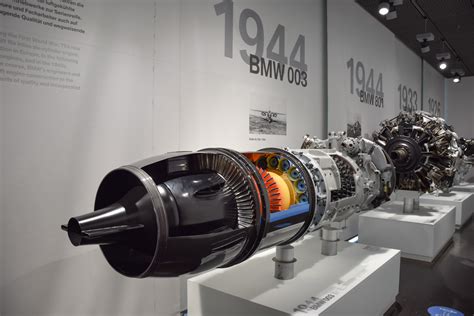 BMW būstinės Miunchene „Keturių cilindrų“ pastato nuotrauka