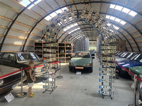 vaizdas į Molėtų technikos muziejaus fasadą su keliais eksponuojamais automobiliais lauke