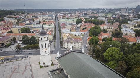 Tematinė nuotrauka, atspindinti Vilniaus senamiesčio prekybos gatvės vaizdą su parduotuvėmis