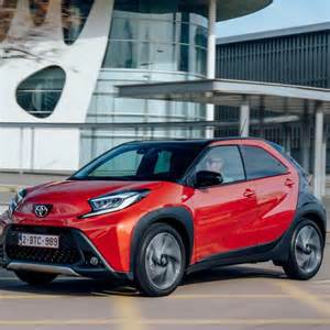Vaizdas į Toyota Aygo salono saugiklių dėžutę dešinėje pusėje.