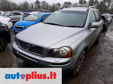 Volvo serviso darbuotojas atlieka diagnostiką
