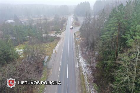 Teminis nuotrauka, vaizduojanti kelią ir automobilį