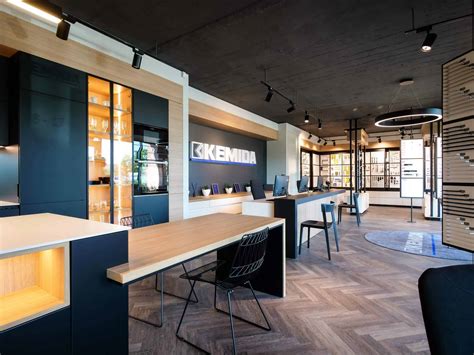 Kia Sportage salono interjeras su lenktais ekranais ir naujomis sėdynių apdailomis