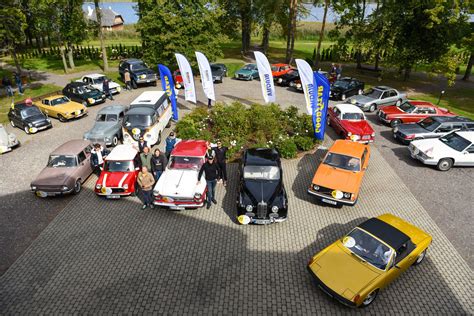 Istorinių automobilių paroda su įvairių markių ir modelių klasikiniais automobiliais