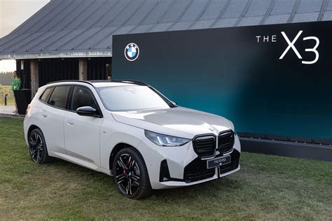 nuotrauka: BMW X3 ir BMW X5 modeliai šalia verslo centro