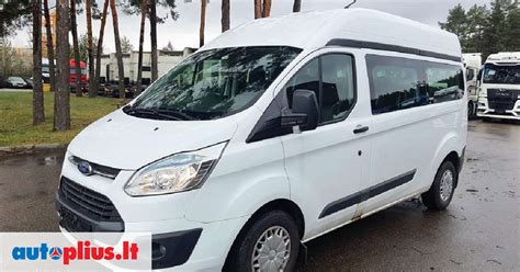 infografika su „Ford Transit“ kėbulo tipų (furgonas, mikroautobusas, važiuoklė) palyginimu