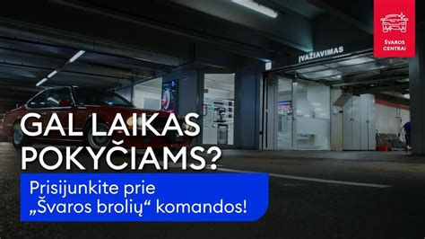 Autoserviso aplinka su specialistais dirbančiais prie automobilių