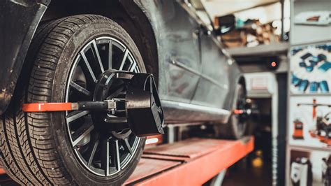Teminė nuotrauka su automobilio ratu arba atsarginiu ratu