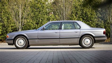 Nuotrauka, vaizduojanti BMW 7 serijos (E38) automobilį, pabrėžiant jo prabangų dizainą.