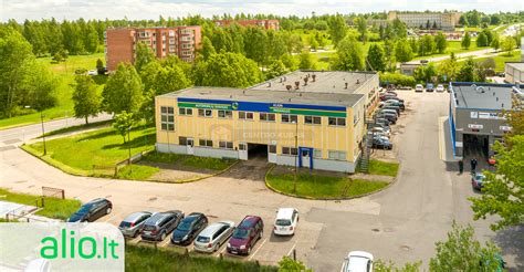 Bendras autoserviso patalpos vaizdas su automobiliu ant keltuvo