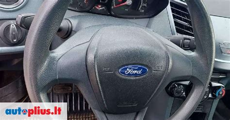 Ford Fiesta 2002 modelio detalių asortimentas, pavaizduojantis įvairias kėbulo, pakabos ir interjero dalis