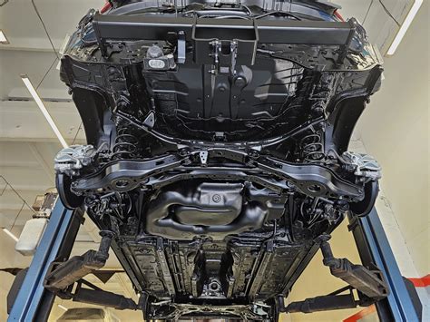 Ilustracija, vaizduojanti blizgantį automobilio kėbulą po keraminės dangos padengimo