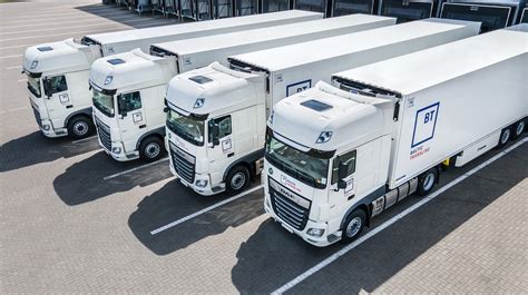 Tematinė nuotrauka, vaizduojanti įvairius krovinių transportavimo būdus (sunkvežimis ir laivas)
