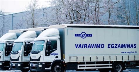 Nuotrauka, vaizduojanti negabaritinio krovinio transportavimą specialia transporto priemone