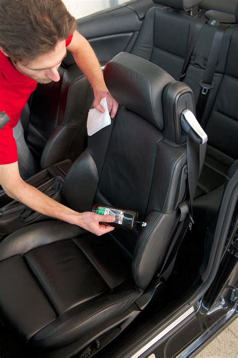 Nuotrauka, vaizduojanti automobilio odinio salono atnaujinimo procesą: nuo pažeistos odos iki blizgančio, atnaujinto paviršiaus.