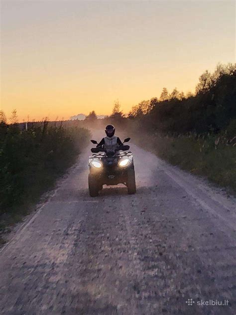 bendras vaizdas į avarijos vietą, kelio sankasą ir keturratį motociklą