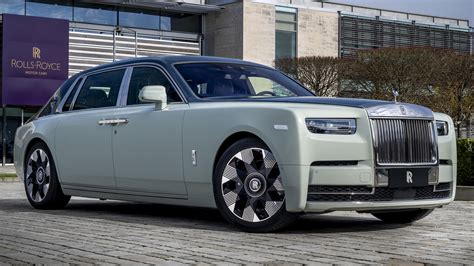 nuotrauka, vaizduojanti Rolls-Royce Phantom ratlankio centrą su nesisukančiu logotipu