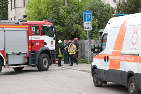 Srauto avarijos vieta ir specialiųjų tarnybų darbas (tematinė iliustracija)