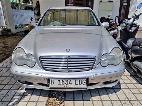 Mercedes-Benz C200 (W203) sedanas su atviru kapotu, akcentuojant variklio skyrių