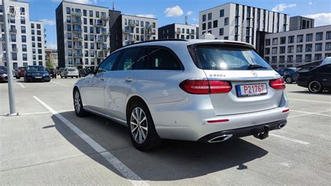 Mercedes-Benz C200 (W203) universalas iš galo, pabrėžiant bagažinės talpumą