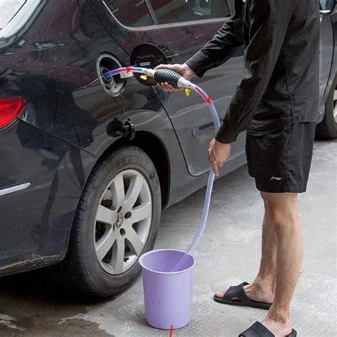 automobilio kuro bako išleidimo anga su kamščiu