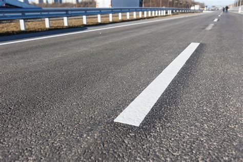 Sumažinta stabdymo kelio vizualizacija: palyginimas tarp aukščiausios klasės ir biudžetinių padangų ant šlapios dangos.