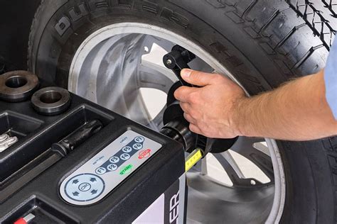 automobilio padangų keitimo ir balansavimo procesas dirbtuvėse