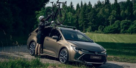 Tematinė nuotrauka su apgadintu automobiliu ir įrankiais