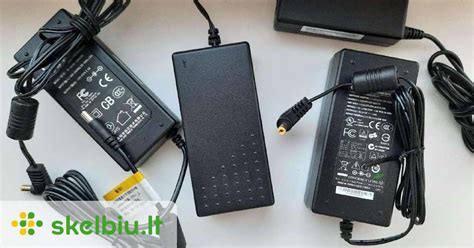 Įvairių tipų nešiojamų kompiuterių įkroviklių jungtys ir maitinimo blokai