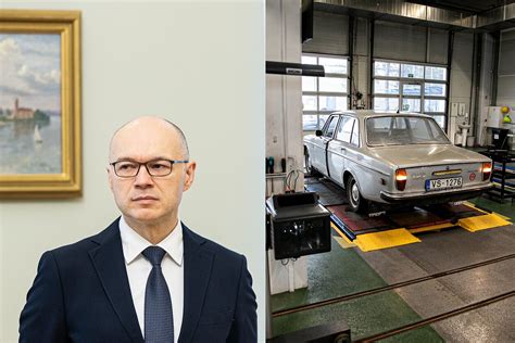 Serviso specialistai atliekantys „Subaru“ automobilių techninę priežiūrą modernioje dirbtuvių aplinkoje