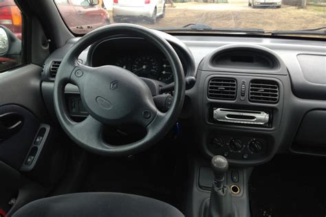 Renault Clio II variklio skyrius