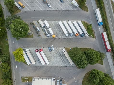 Inforgrafika: transporto parko valdymo ekosistema, apimanti GPS sekimą, telematiką ir vairuotojų stebėseną.