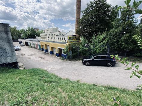 Bendro pobūdžio nuotrauka, vaizduojanti autoserviso aplinką