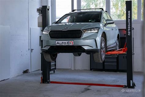Teminė nuotrauka, vaizduojanti automobilio kėlimą domkratu