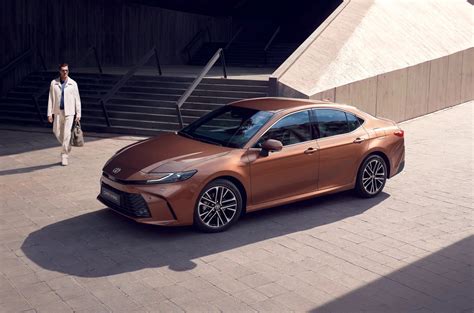 Išorės dizaino detalės, pabrėžiančios klasikinį Toyota Camry sedano siluetą