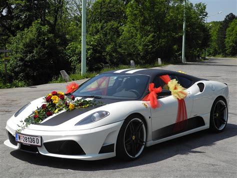Teminis vestuvių automobilis su subtiliomis dekoracijomis