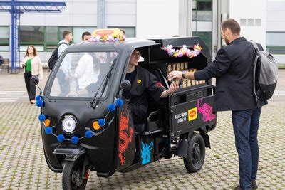 Teminis nuotrauka: spalvingas ir dekoruotas tuktukas Pietryčių Azijoje