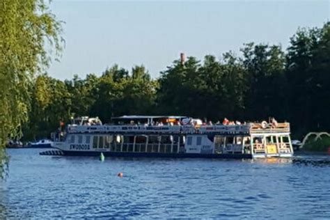 Turistinis laivas plaukiantis Augustavo kanalu