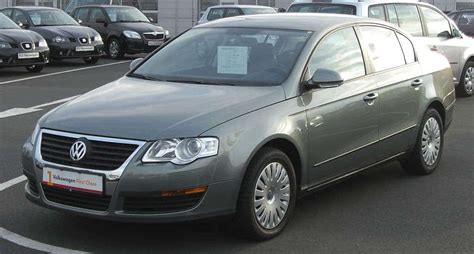 Schema, rodanti priekinių žibintų saugiklių vietą VW Passat B6