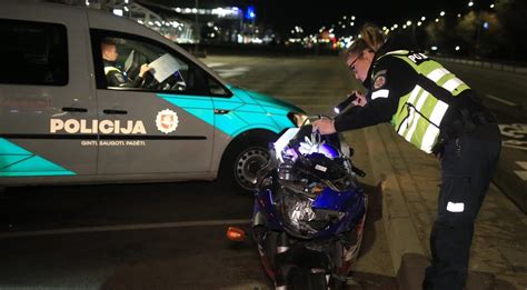 Motociklininkas, besinaudojantis išmaniuoju telefonu draudimo paieškai
