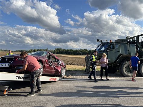 Tematinė nuotrauka: automobilis su priekaba kelyje Radviliškio apylinkėse